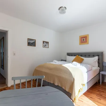 Lovely Rita, Διαμέρισμα *